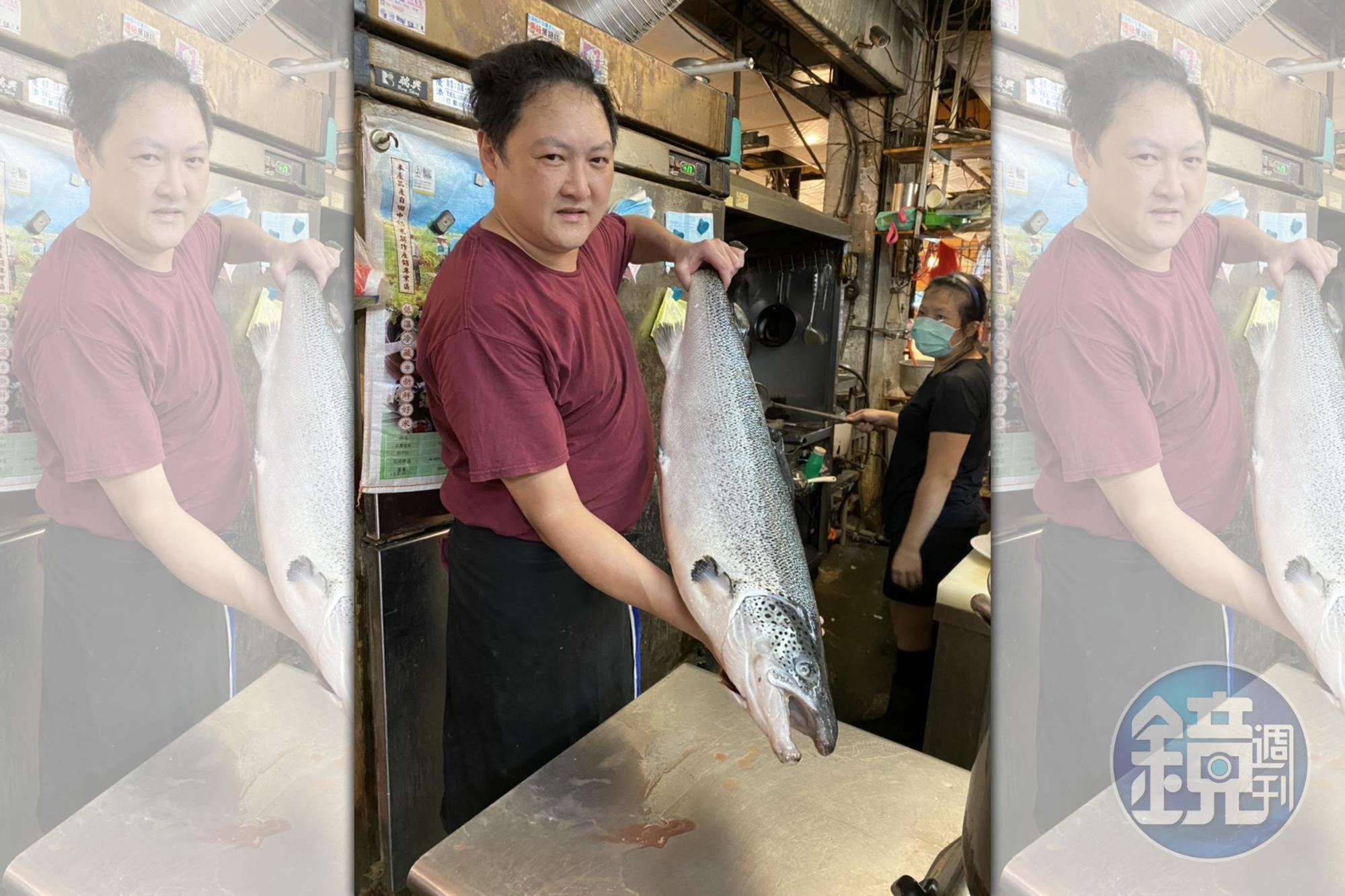 一本壽司是用整條鮭魚拿去烤,再取鮭魚實用作為炒飯食材。