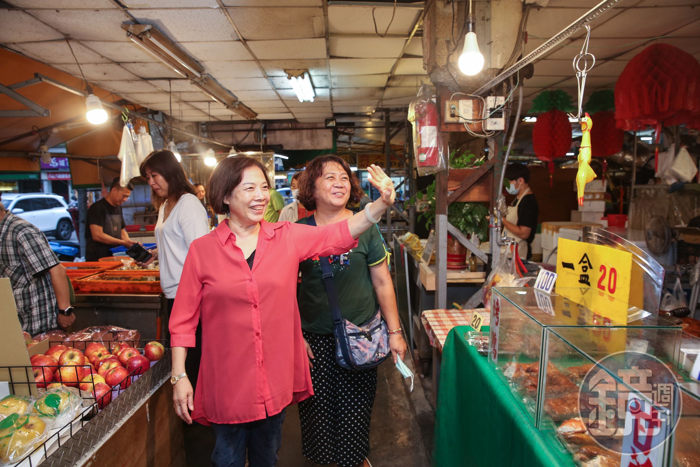 曾善蟬聯5屆台中市惠中里里長，親和力十足的她，逛黃昏市場不忘和攤商招手。