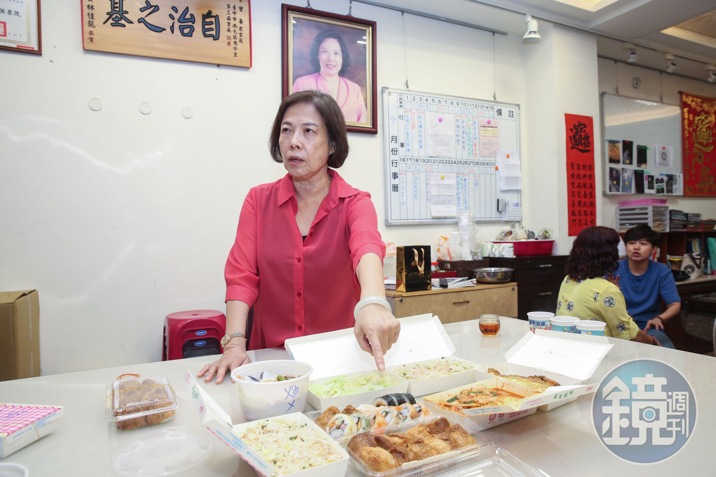 公私事都很忙的曾善，沒時間下廚時，都會叫一本壽司到里辦公室和家人共享。