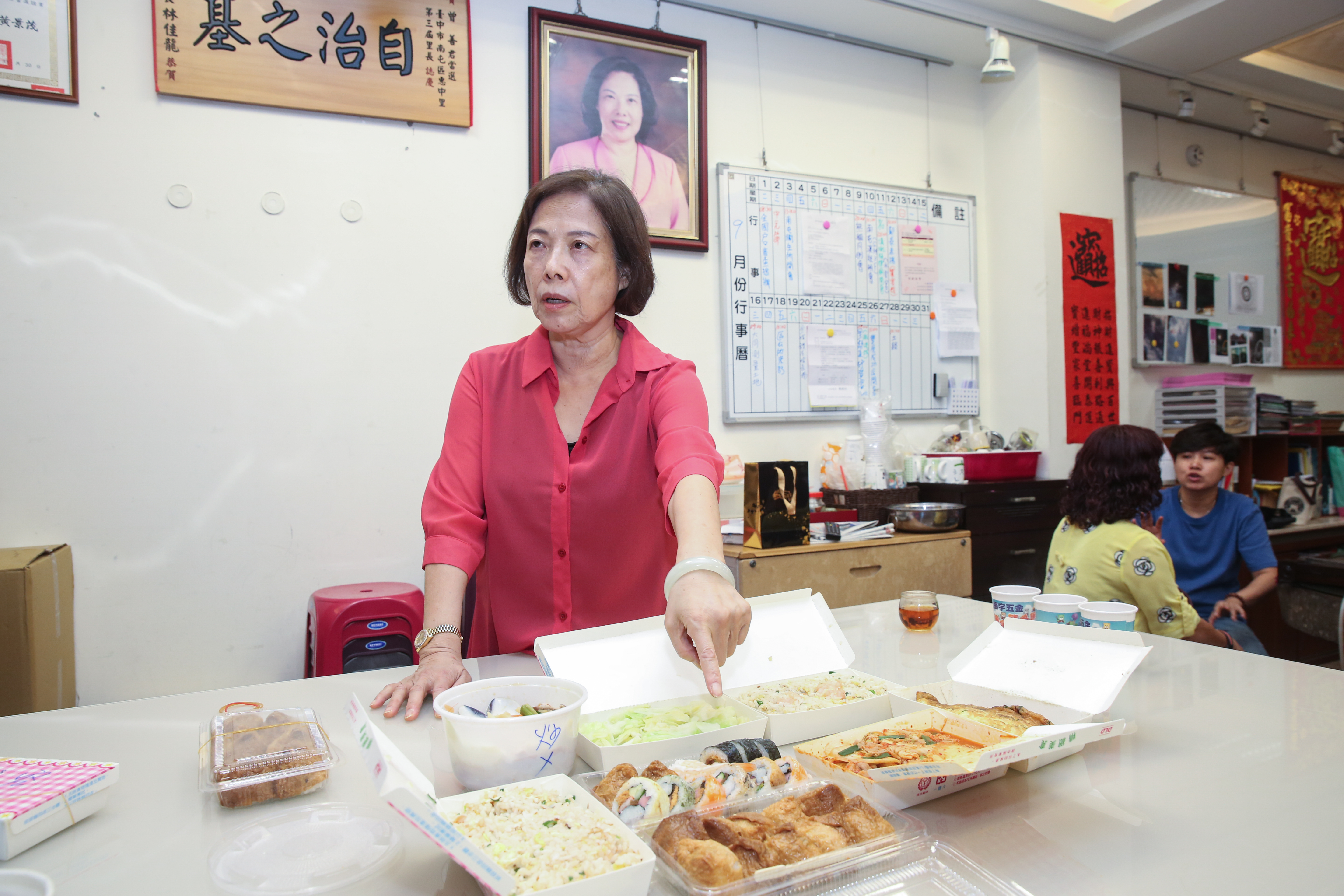 公私事都很忙的曾善，沒時間下廚時，都會叫一本壽司到里辦公室和家人共享。
