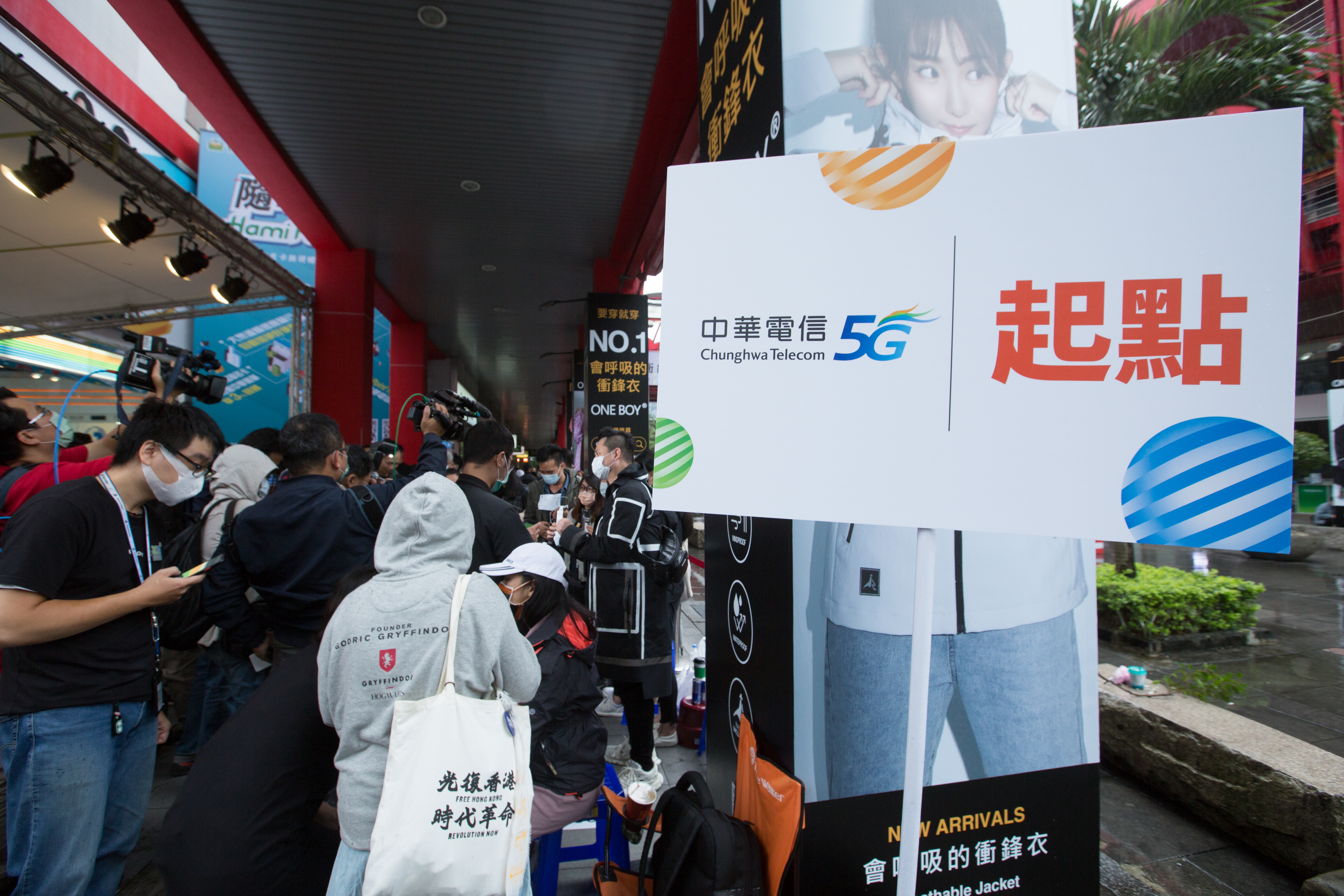 iPhone 12今天開賣，5大電信業者看好買氣。