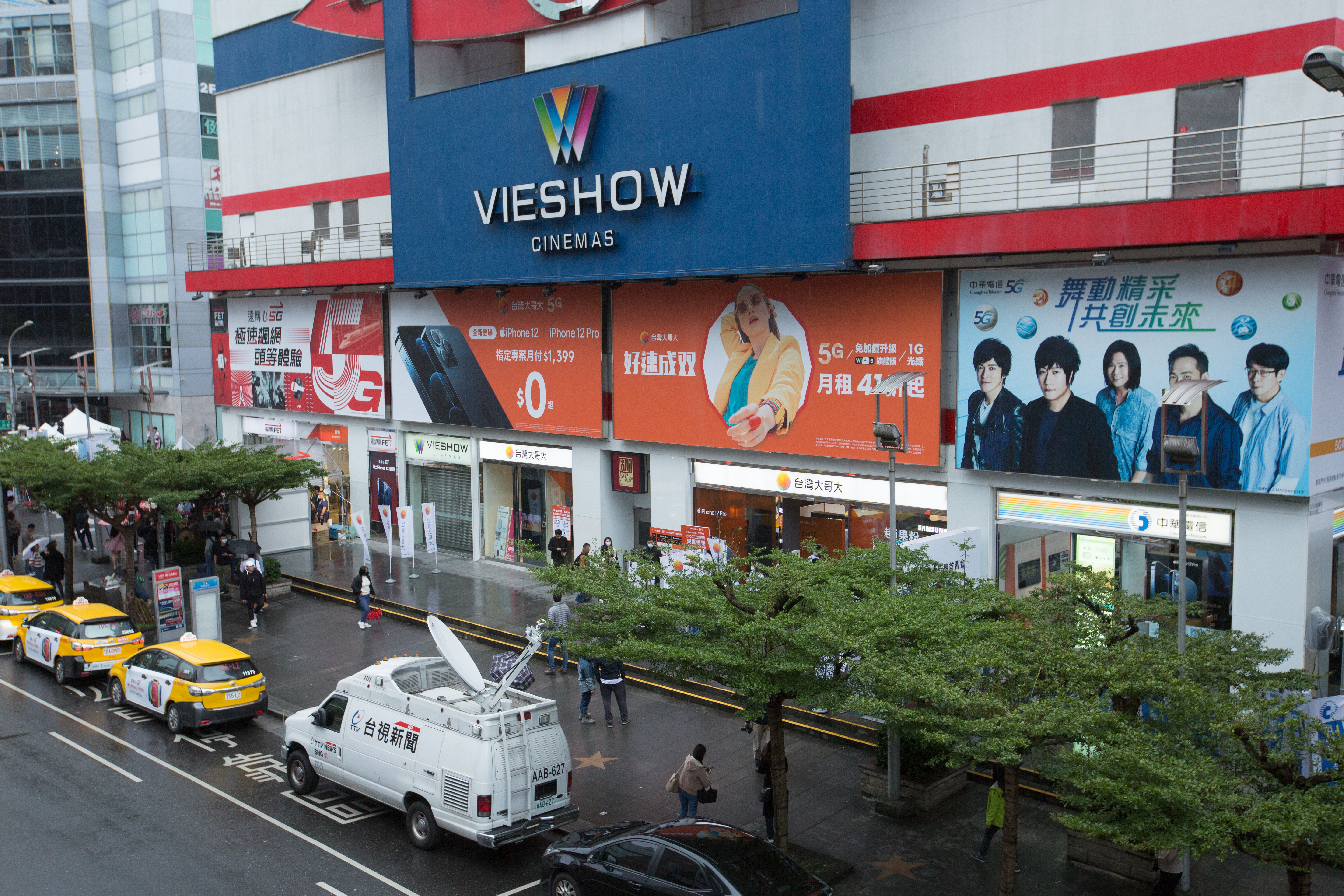 有關電信合併爆頻譜超標爭議，遠傳認為NCC不宜開特例，台灣大建議以民眾網路權益來思量頻譜超標繳回的問題。（本刊資料照）