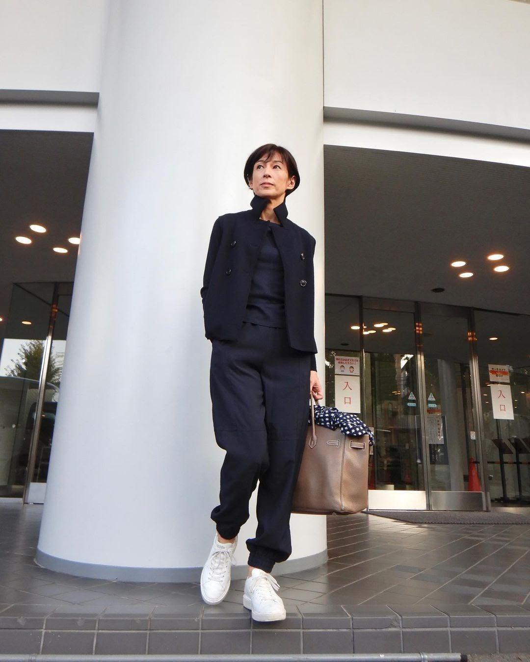 鈴木保奈美分享最近工作時的休閒穿搭，單品細節引來粉絲討論。（翻攝自鈴木保奈美IG）