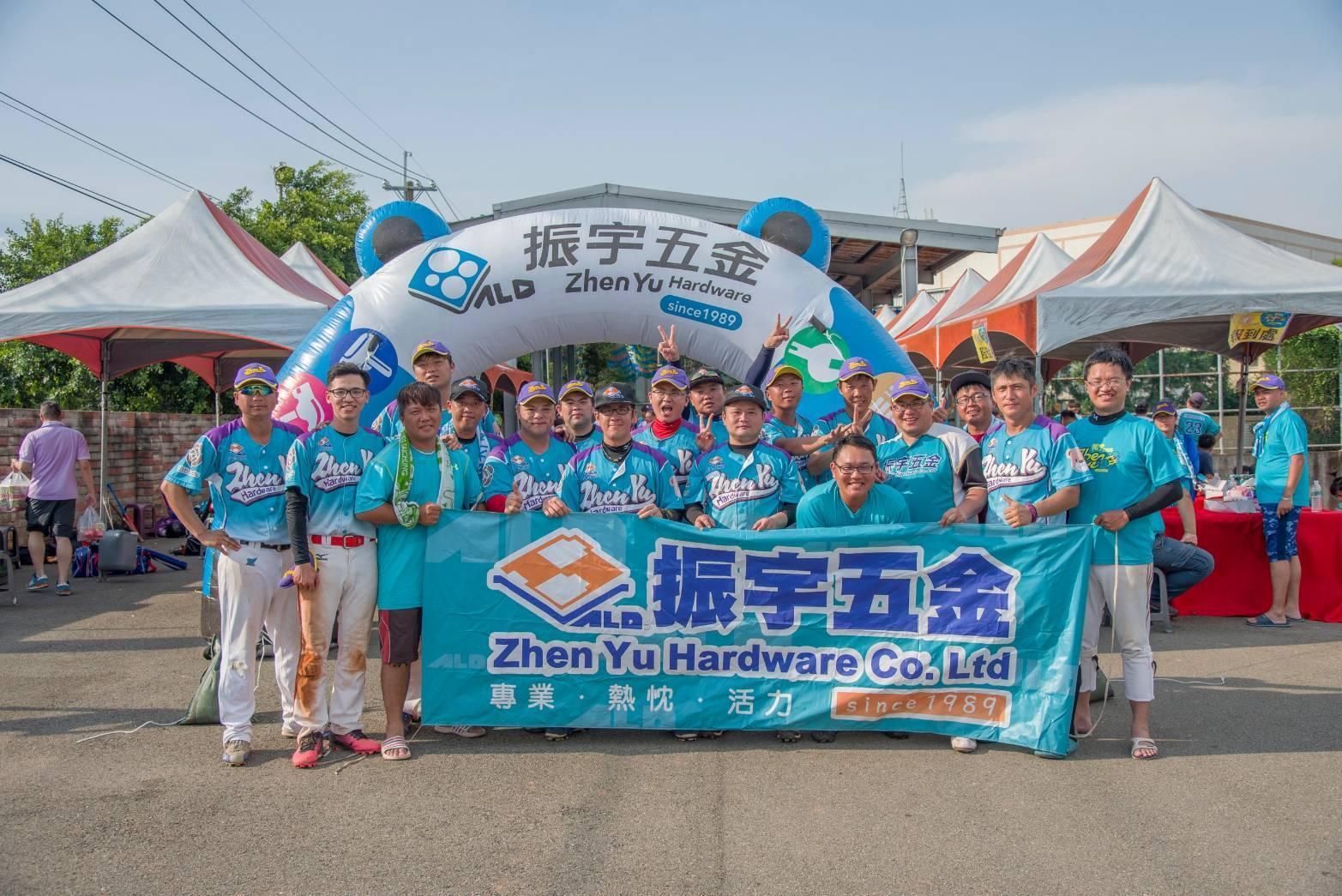 為了鼓勵員工多運動,振宇五金有成立許多社團,圖為企業壘球隊。(振宇五金提供)