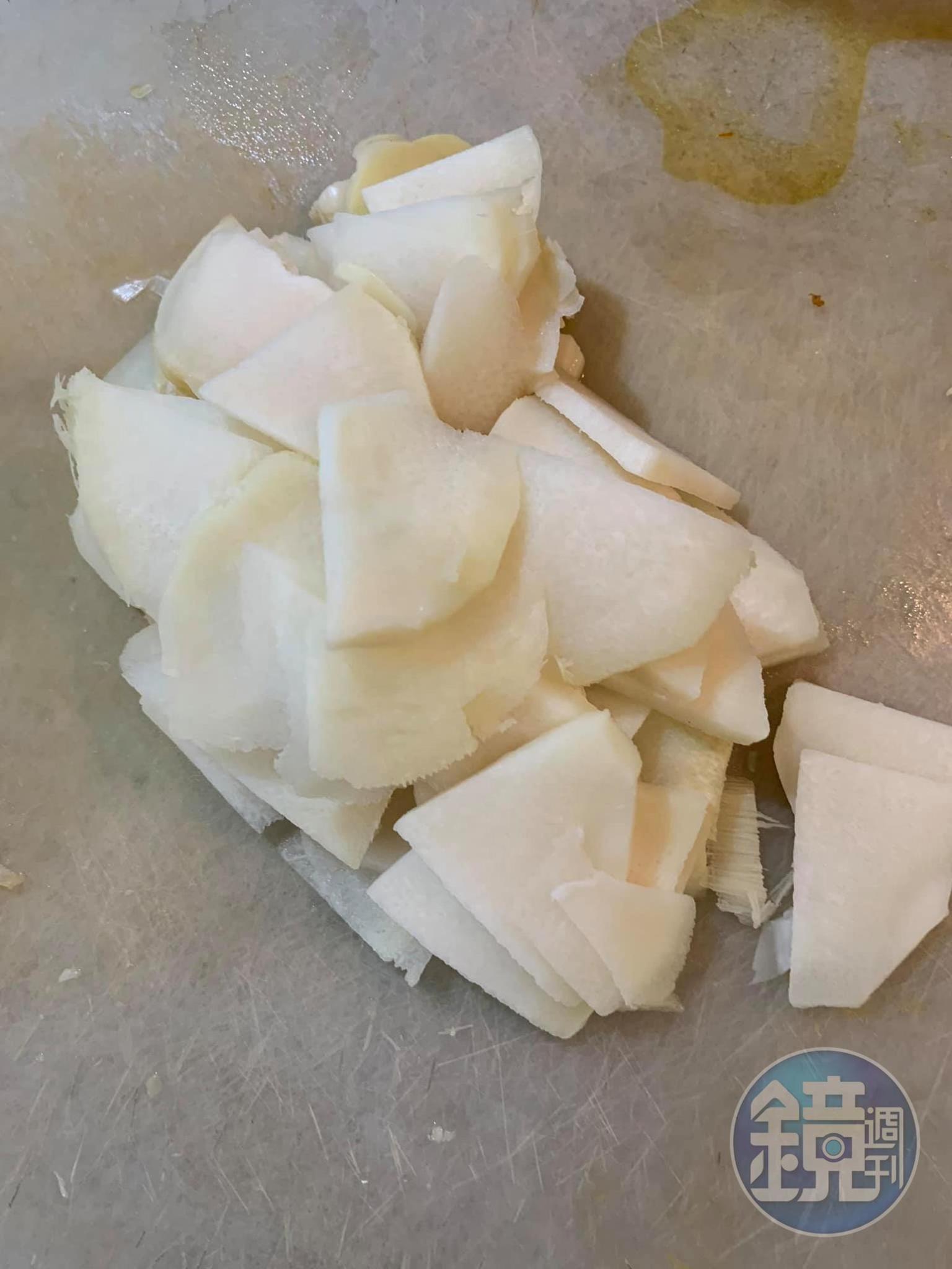 竹筍煮好切片,若市場沒有竹筍,也可以用山藥等其他白色蔬菜代替。