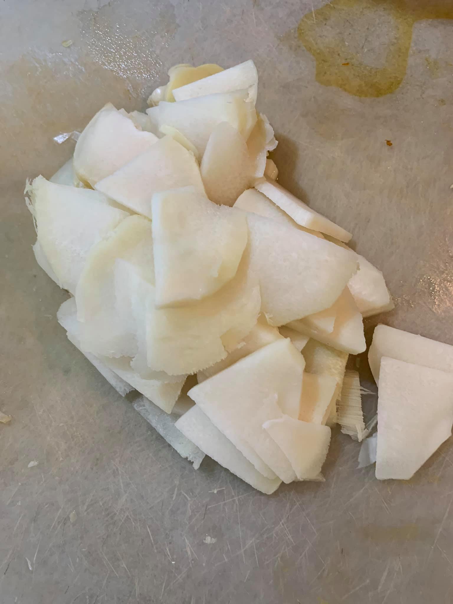 竹筍煮好切片，若市場沒有竹筍，也可以用山藥等其他白色蔬菜代替。
