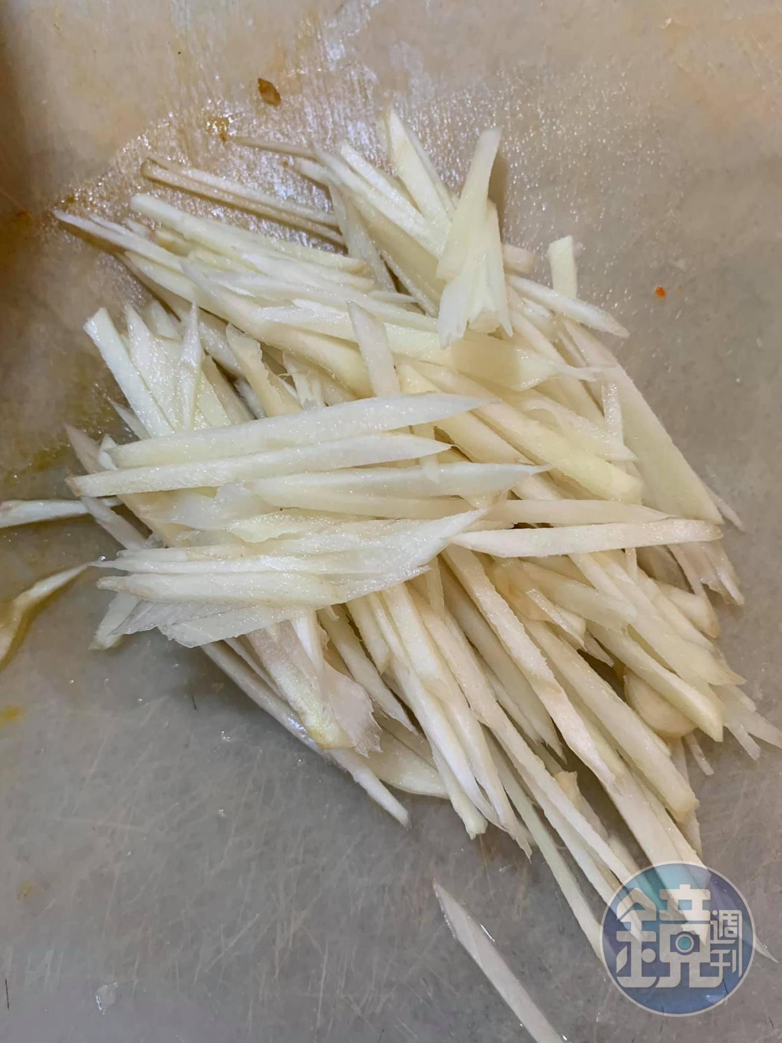 嫩薑切絲。