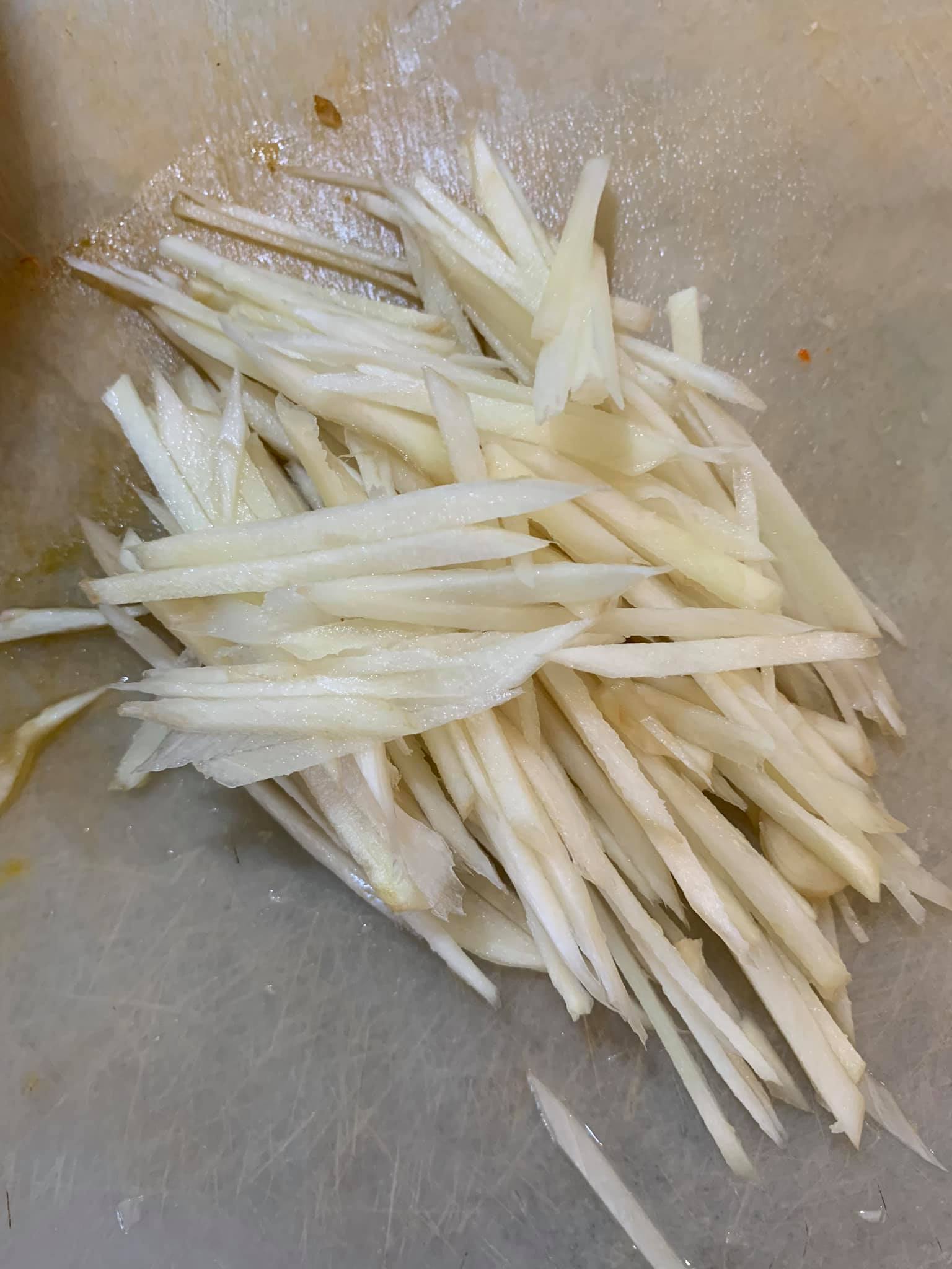嫩薑切絲。