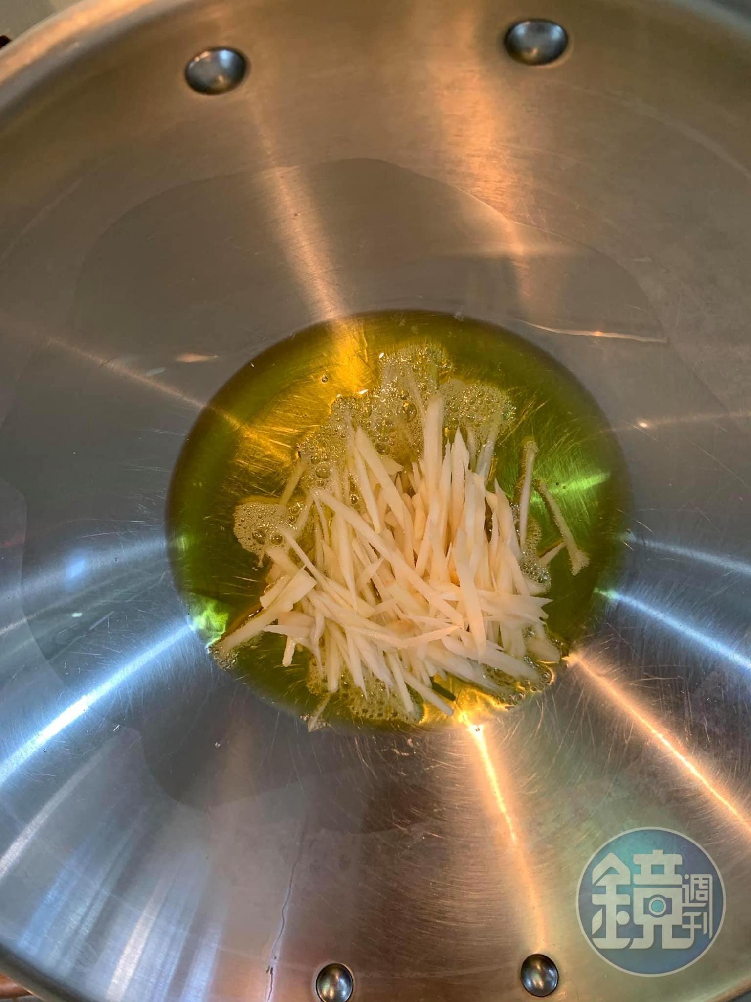 先炒薑,看到沒有,多少油。