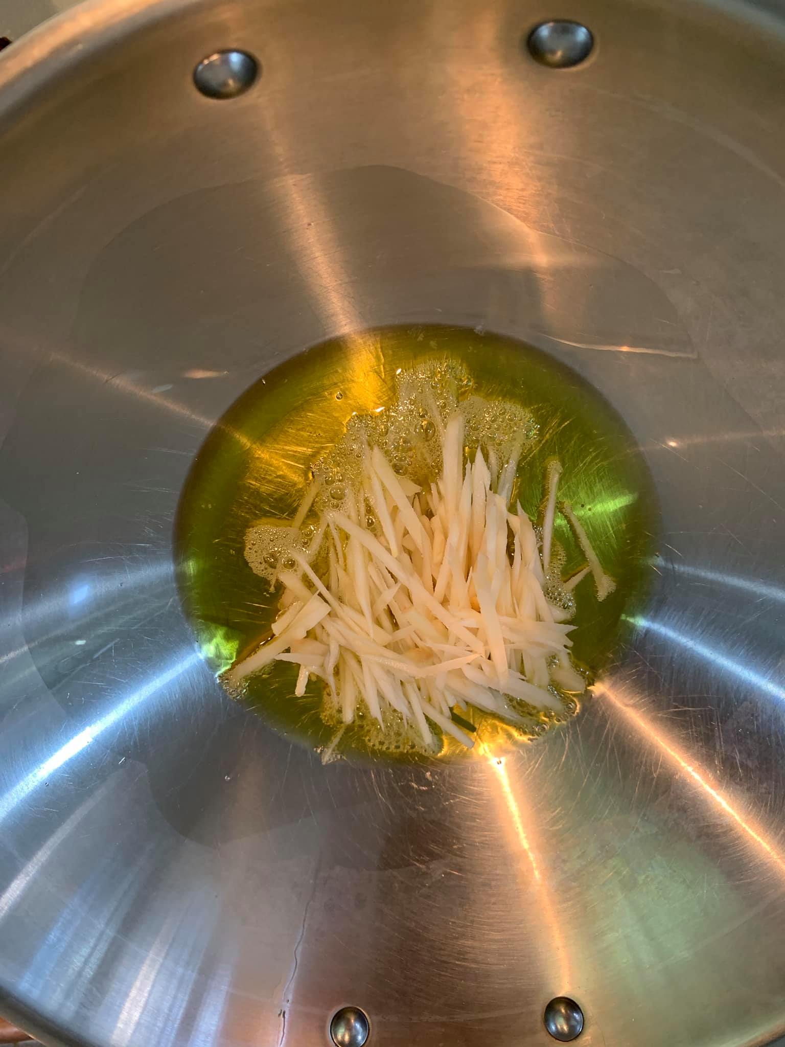 先炒薑，看到沒有，多少油。