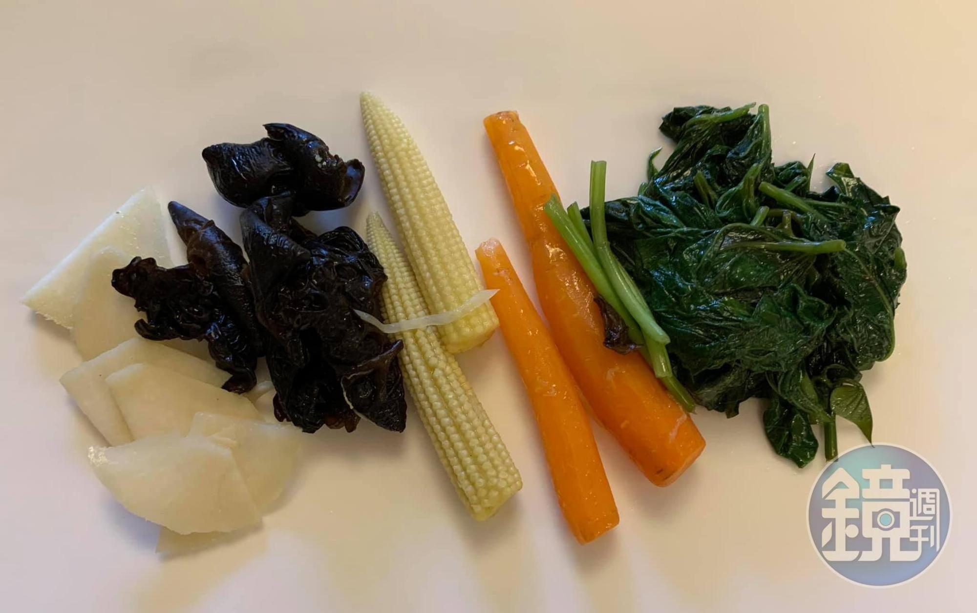 單人份苦茶油五行素菜,每個菜都油亮,吸足了苦茶油。