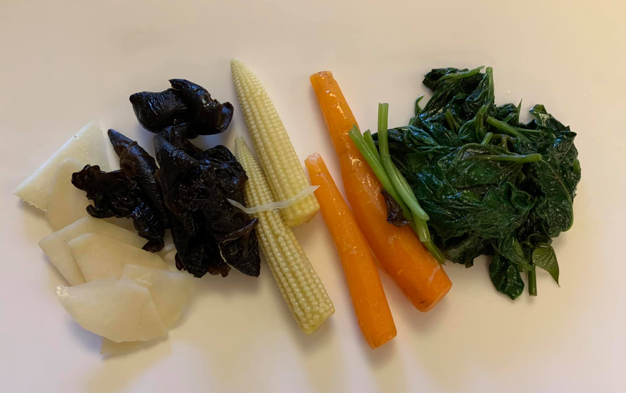 單人份苦茶油五行素菜，每個菜都油亮，吸足了苦茶油。