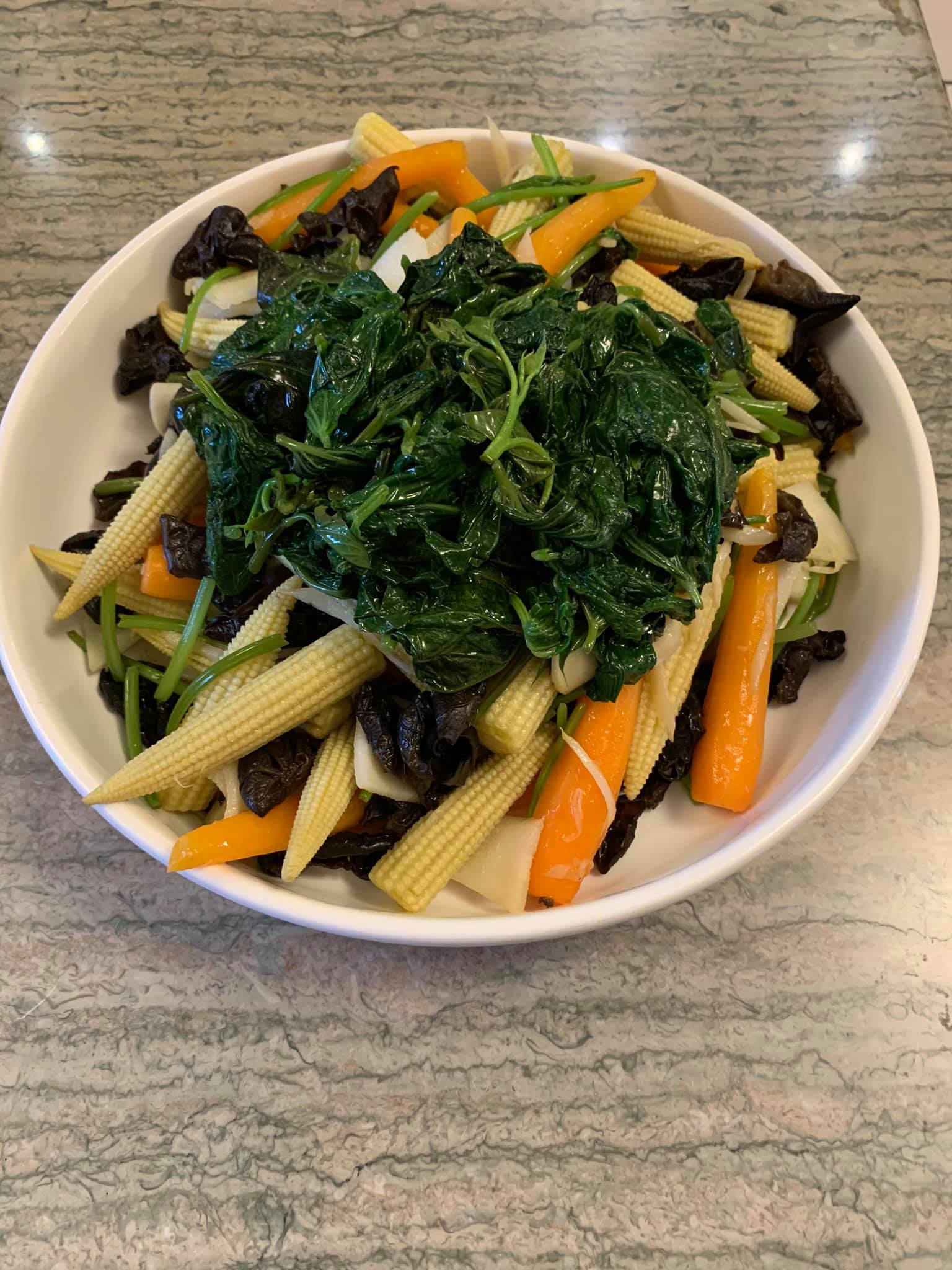 苦茶油香味全進了五行菜，也可整盤上桌。