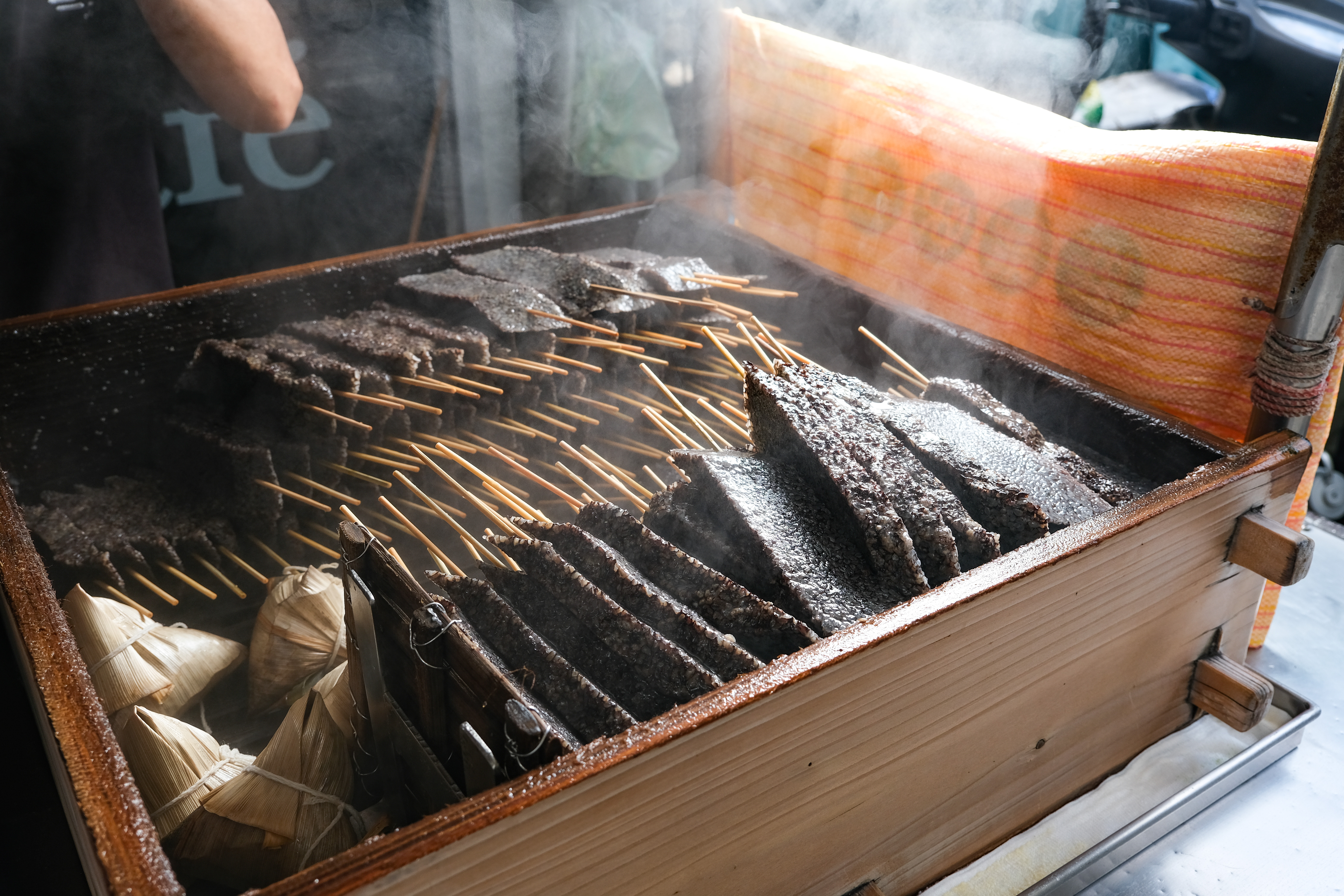 蒸籠內熱氣翻騰,好吃的豬血糕就藏在裡頭。