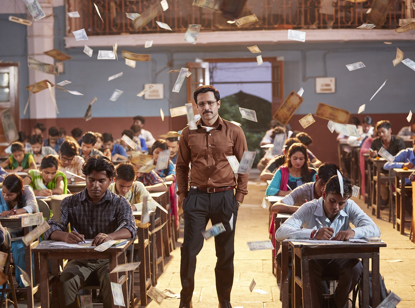 《槍手養成班》透過各種作弊、代考的方法，拆穿印度社會盛行的文憑主義。（車庫娛樂提供）