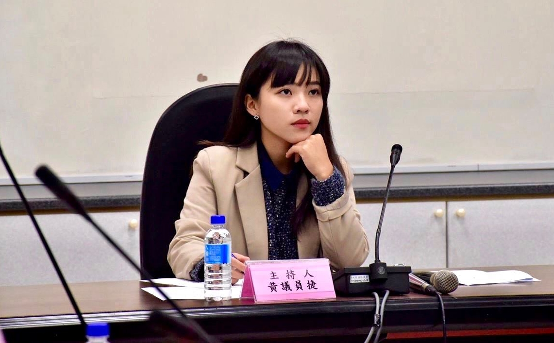 黃捷談到曾有人寫信騷擾她，打算以5,000萬元包養她，讓她感到相當無奈。（翻攝自黃捷臉書）