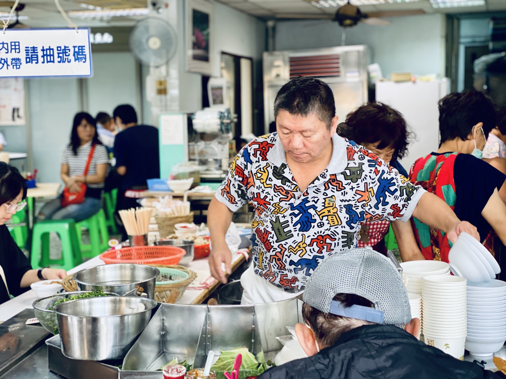 老闆掌杓的煮湯吧台區是最熱門的搖滾區。