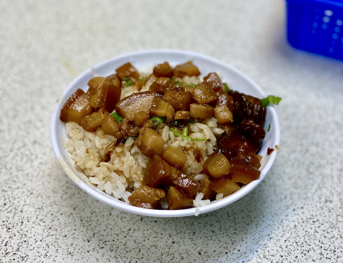 醬色油亮的手切肉臊飯是「永記」的特色招牌。（25元／份）