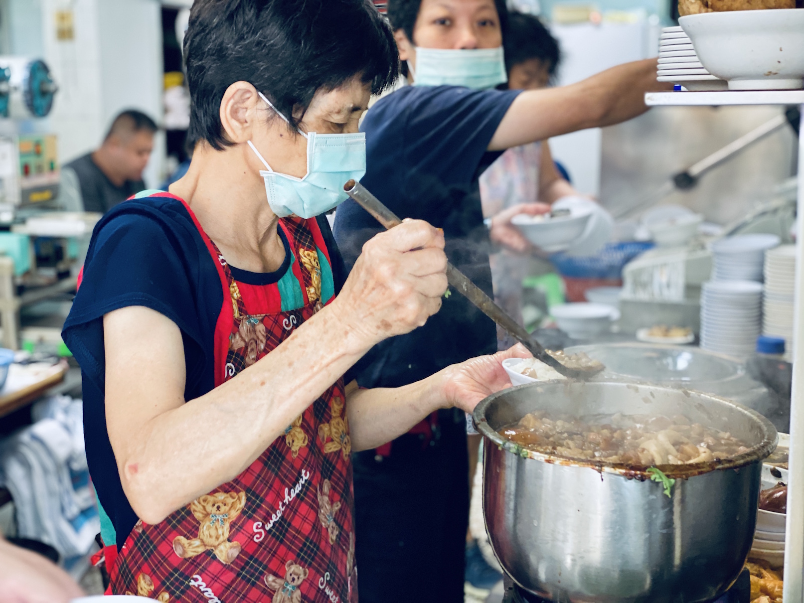 滾得膠質滿滿的肉臊醬汁。