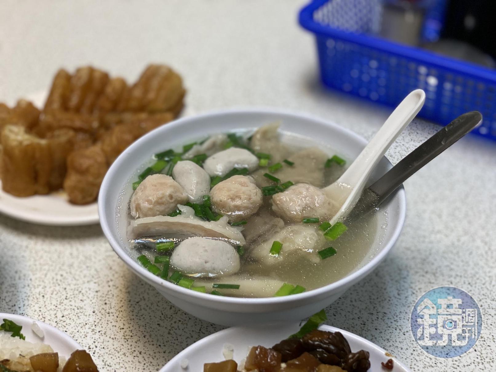 「綜合湯」將所有品項一網打盡，湯凊丸鮮。（110元／份）