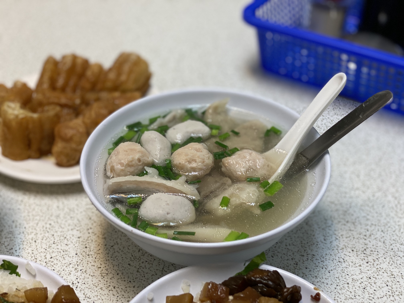 「綜合湯」將所有品項一網打盡，湯凊丸鮮。（110元／份）