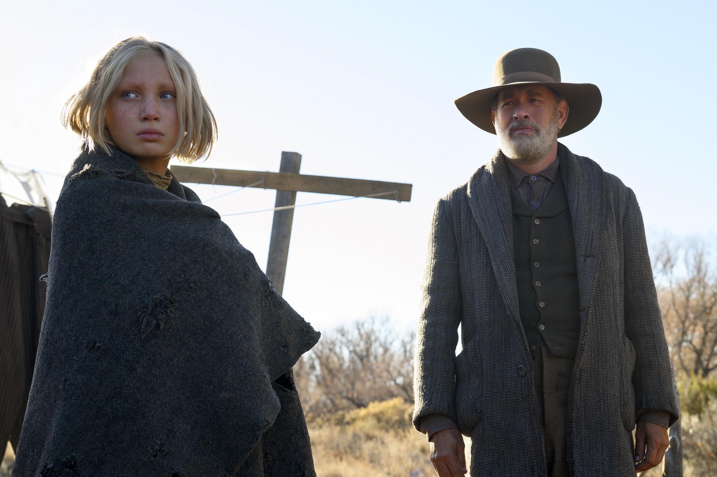 湯姆漢克（右）與海倫娜澤格爾（左），在《讀報人》中面對荒野西部的種種考驗。（UIP提供）