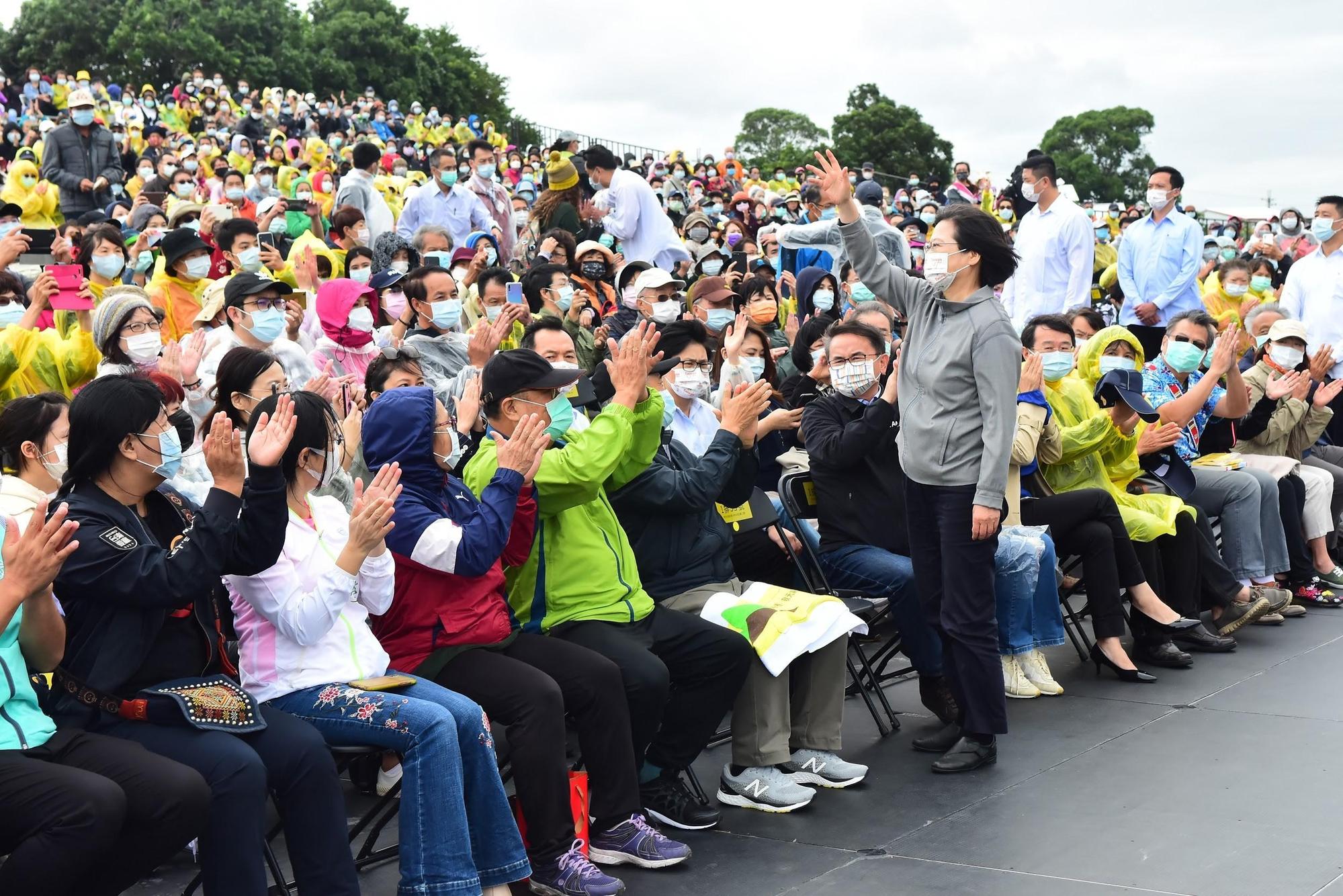 總統蔡英文到池上參加「2020池上秋收稻穗藝術節」,並向鄉親揮手致意。(台灣好基金會提供)