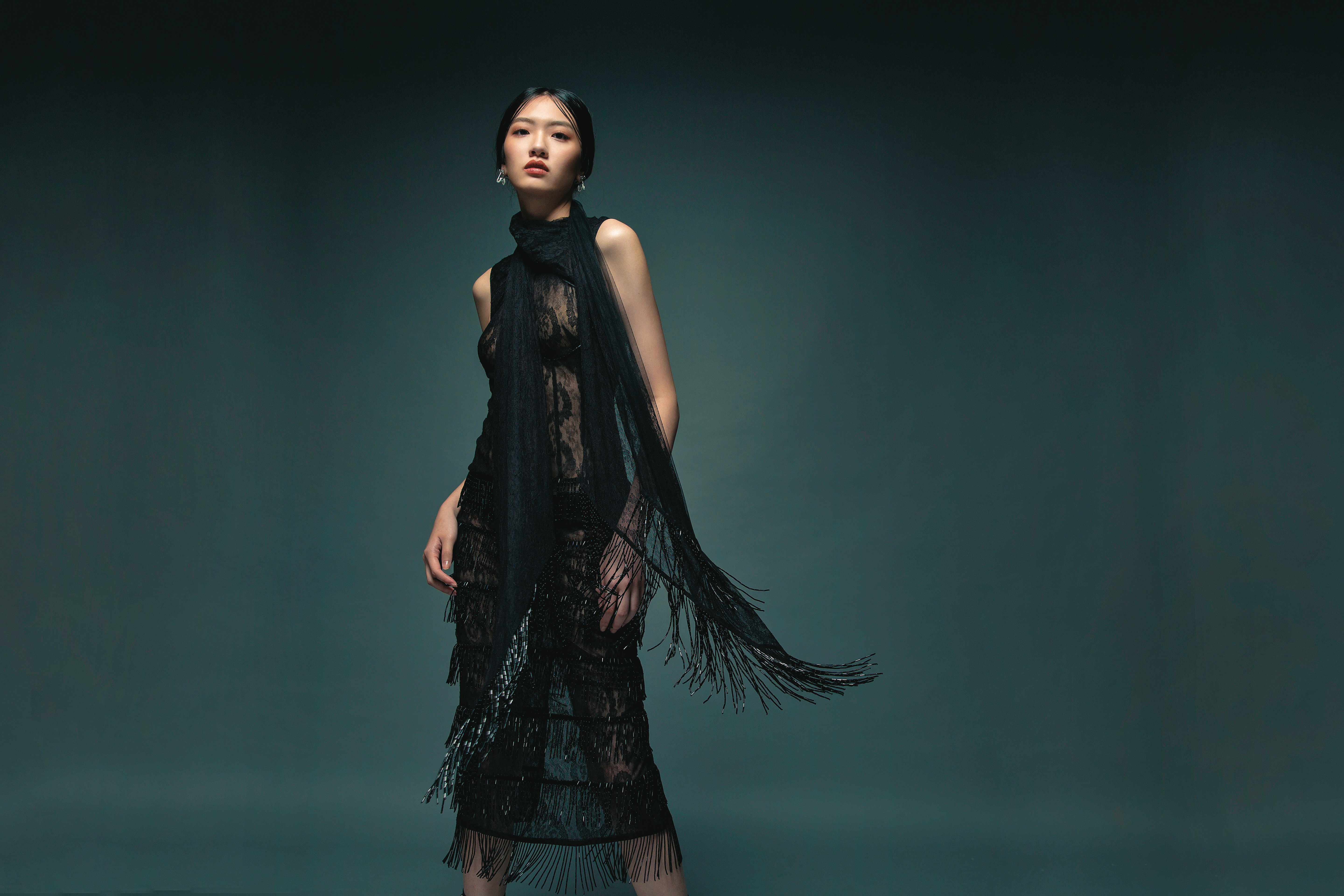 鏤空流蘇洋裝 NT$122,000 by FENDI／ 銀白色別針耳環 NT$6,800（單隻） by APM MONACO。