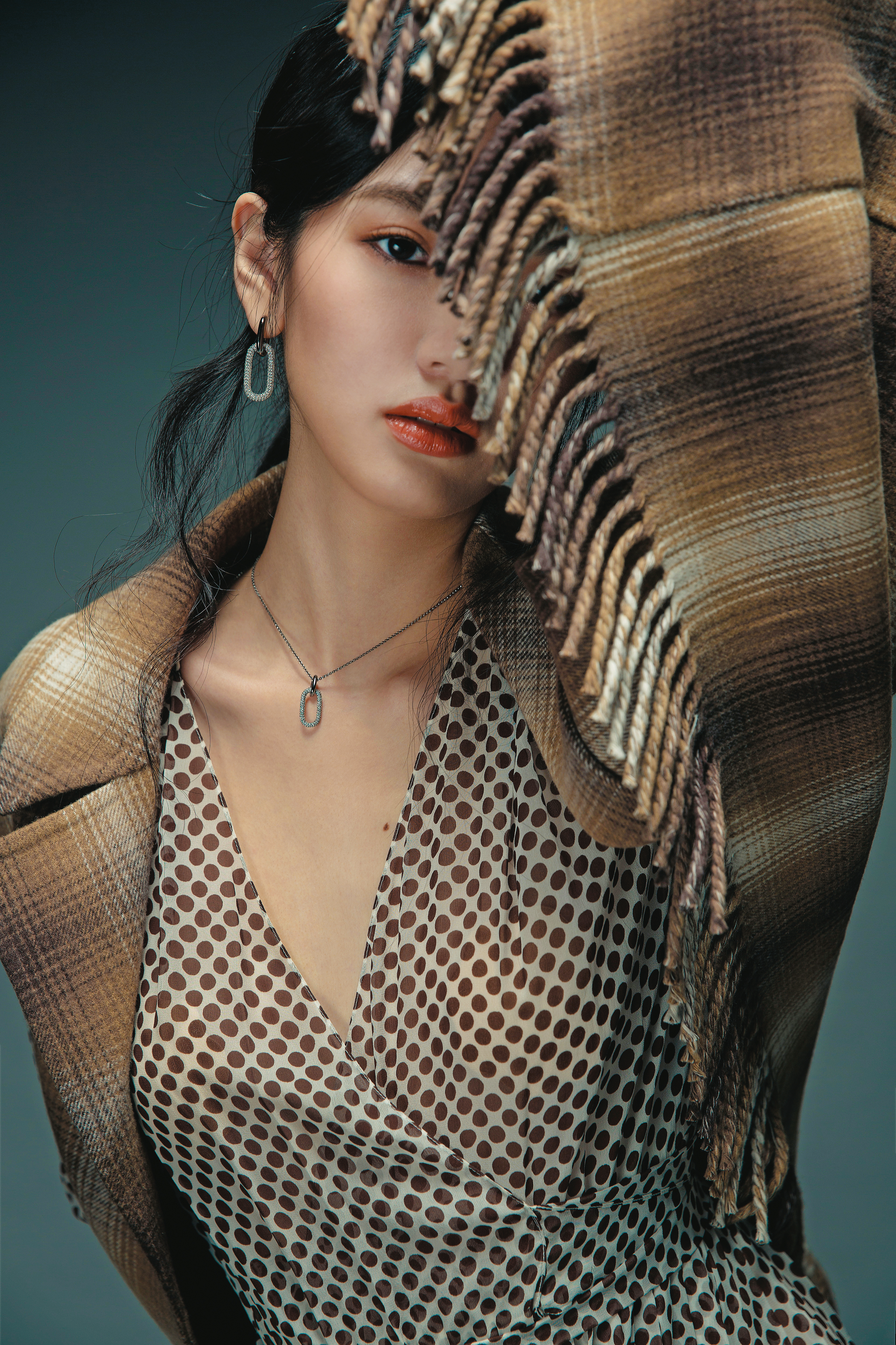 棕色暈塗羊毛流蘇背心 NT$195,000 by DIOR／棕色波卡圓點裹身式打摺洋裝 NT$380,000 by DIOR／環扣耳環 NT$4,800（單隻）、環扣項鍊 NT$4,300 by APM MONACO