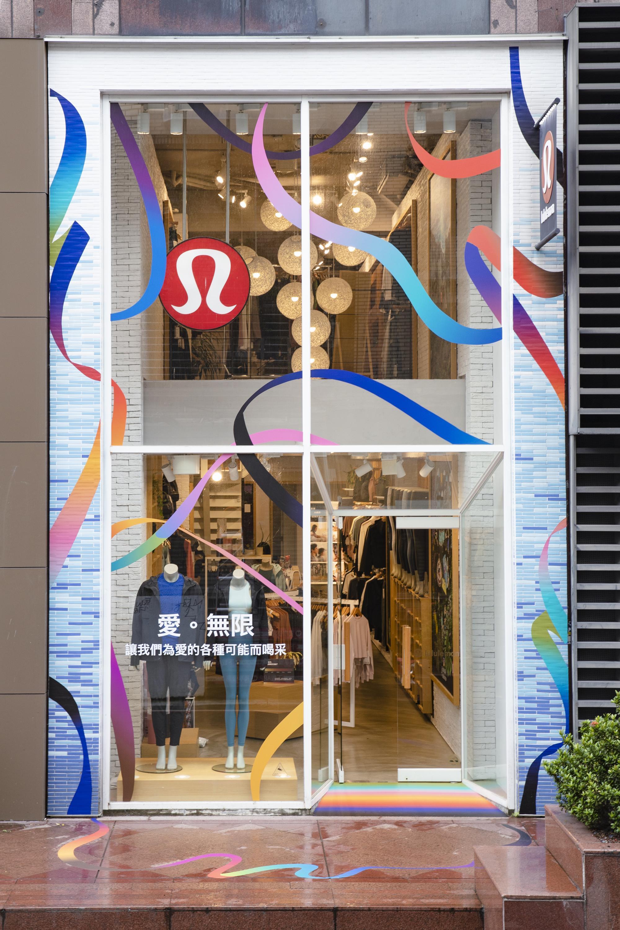 Lululemon忠孝敦化旗艦店兩層樓也被彩虹緞帶包圍。(lululemon提供)
