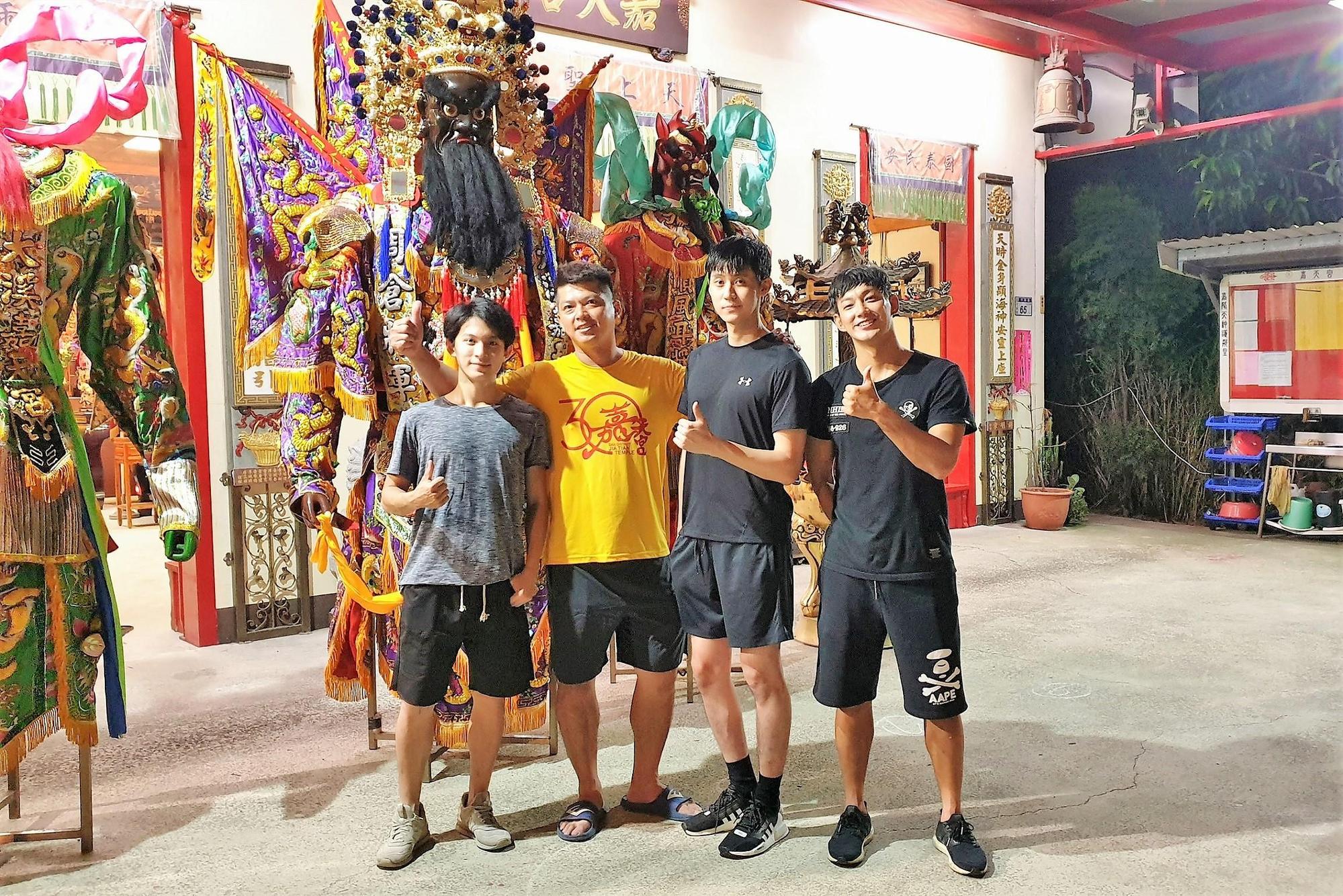 李玉璽（右2）、廖威廉（右1）、林暉閔（左1）為《神之鄉》拜師學扛神將。（圖／東森、映畫提供)