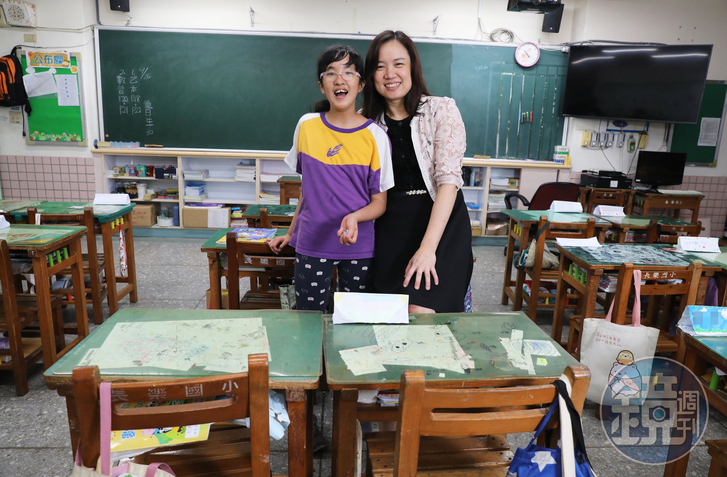 沈雅琪（右）的生活，基本上以孩子為重心。自己的孩子，和自己班上的孩子。再扣除經營粉絲專頁和出書演講，幾乎已沒有自己時間。