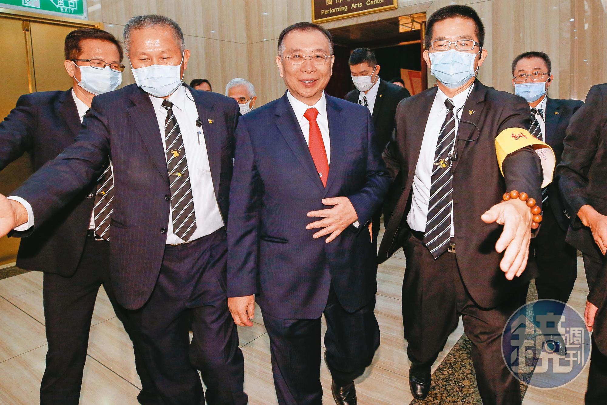 台鋼集團會長謝裕民曾捲入桂宏鋼鐵掏空案官司纏身,負債數十億元,靠著併購翻身,陸續掌控光洋科、春雨、友訊等上市櫃公司,如今身價百億。