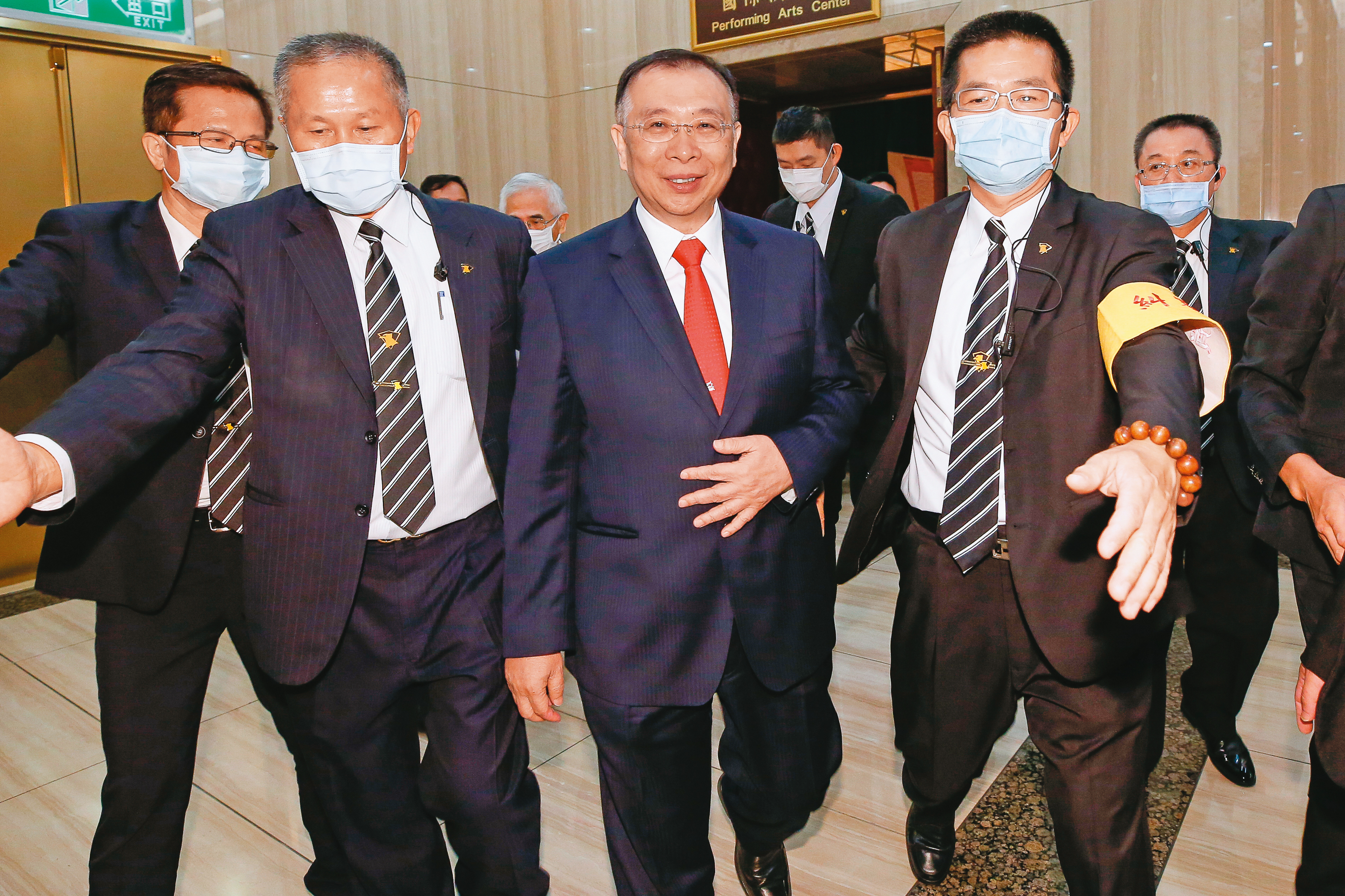 台鋼集團會長謝裕民曾捲入桂宏鋼鐵掏空案官司纏身，負債數十億元，靠著併購翻身，陸續掌控光洋科、春雨、友訊等上市櫃公司，如今身價百億。