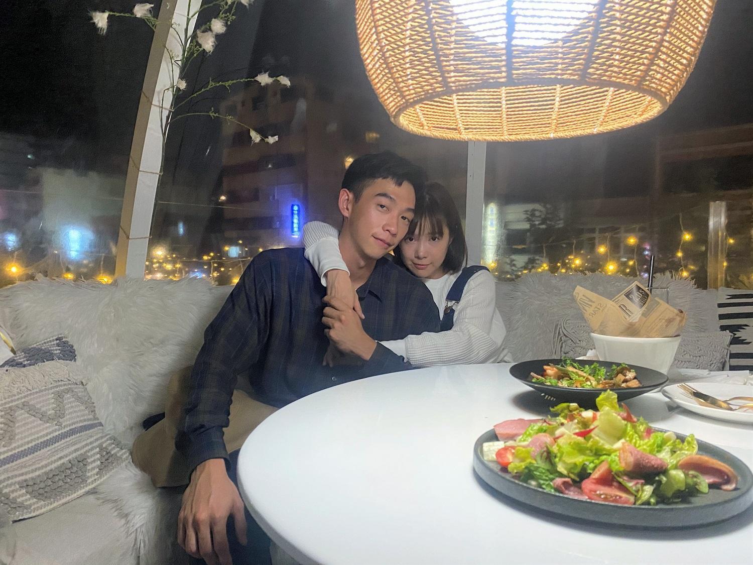 在《我們練愛吧》節目中,王可元(左)、李佳穎(右)在夢幻泡泡屋中深聊。(迪克斯娛樂)