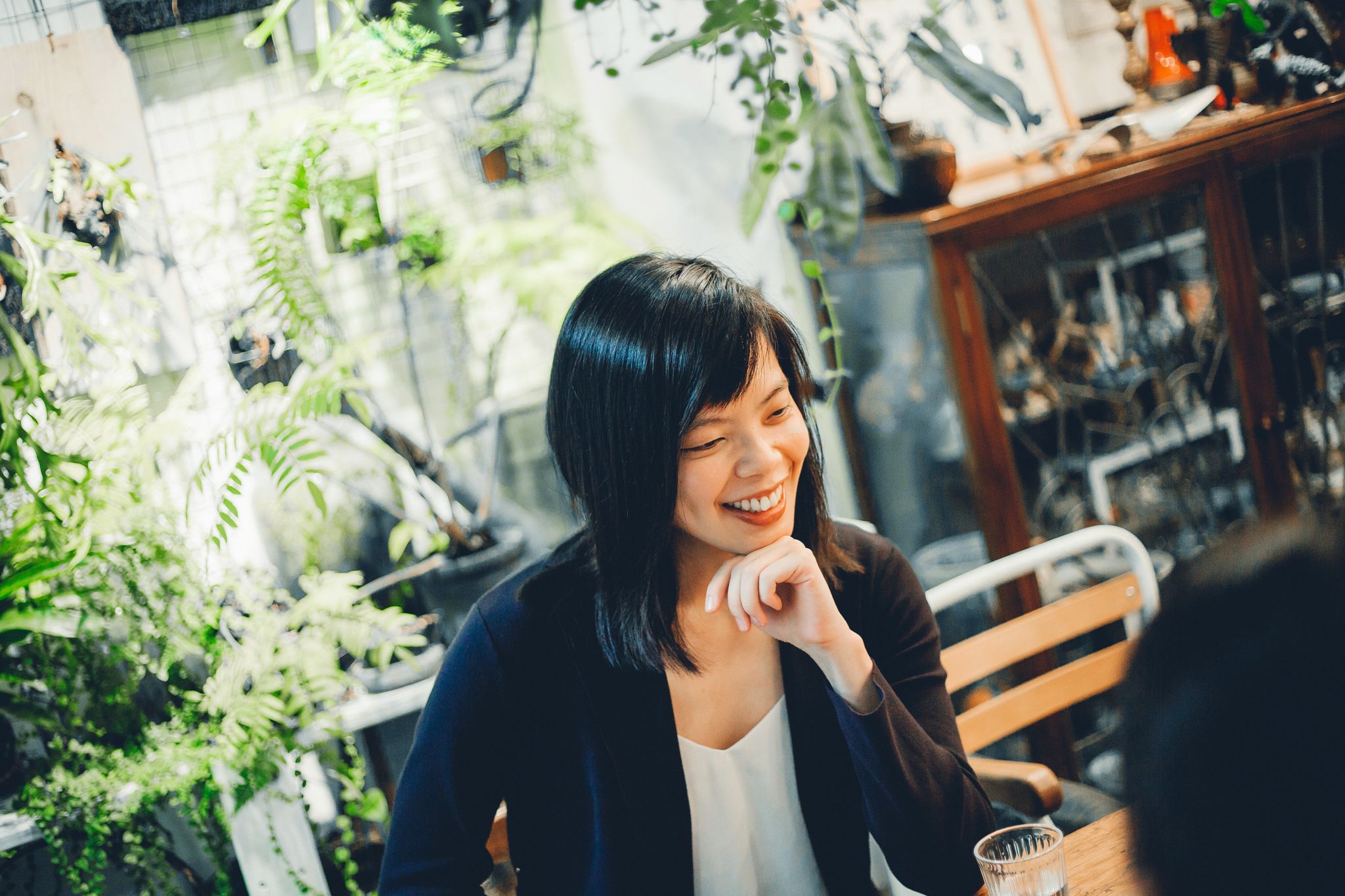 《虛掩》收錄於短篇小說集《瑕疵人型》，圖為作者林新惠。（攝影／陳怡絜，提供／OKAPI閱讀生活誌）