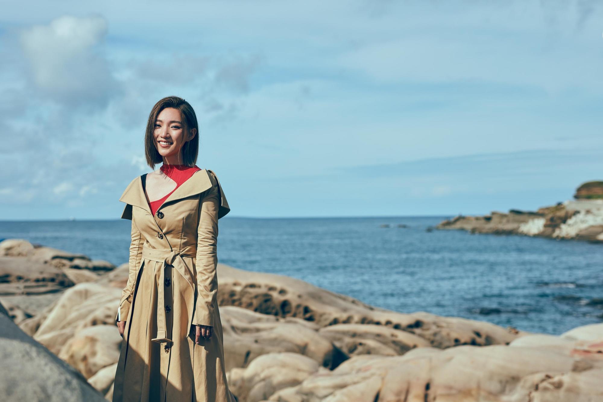 閻奕格推新專輯《Let Everything Happen》,為了拍同名主打歌MV,上山下海跑一整天。(華研國際提供)