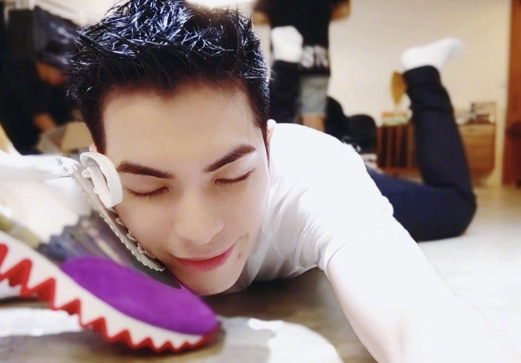 蕭敬騰玩自拍，與Christian Louboutin全球限量600雙的Loubishark紫灰色異材質拼接球鞋合影。（翻攝自蕭敬騰微博）