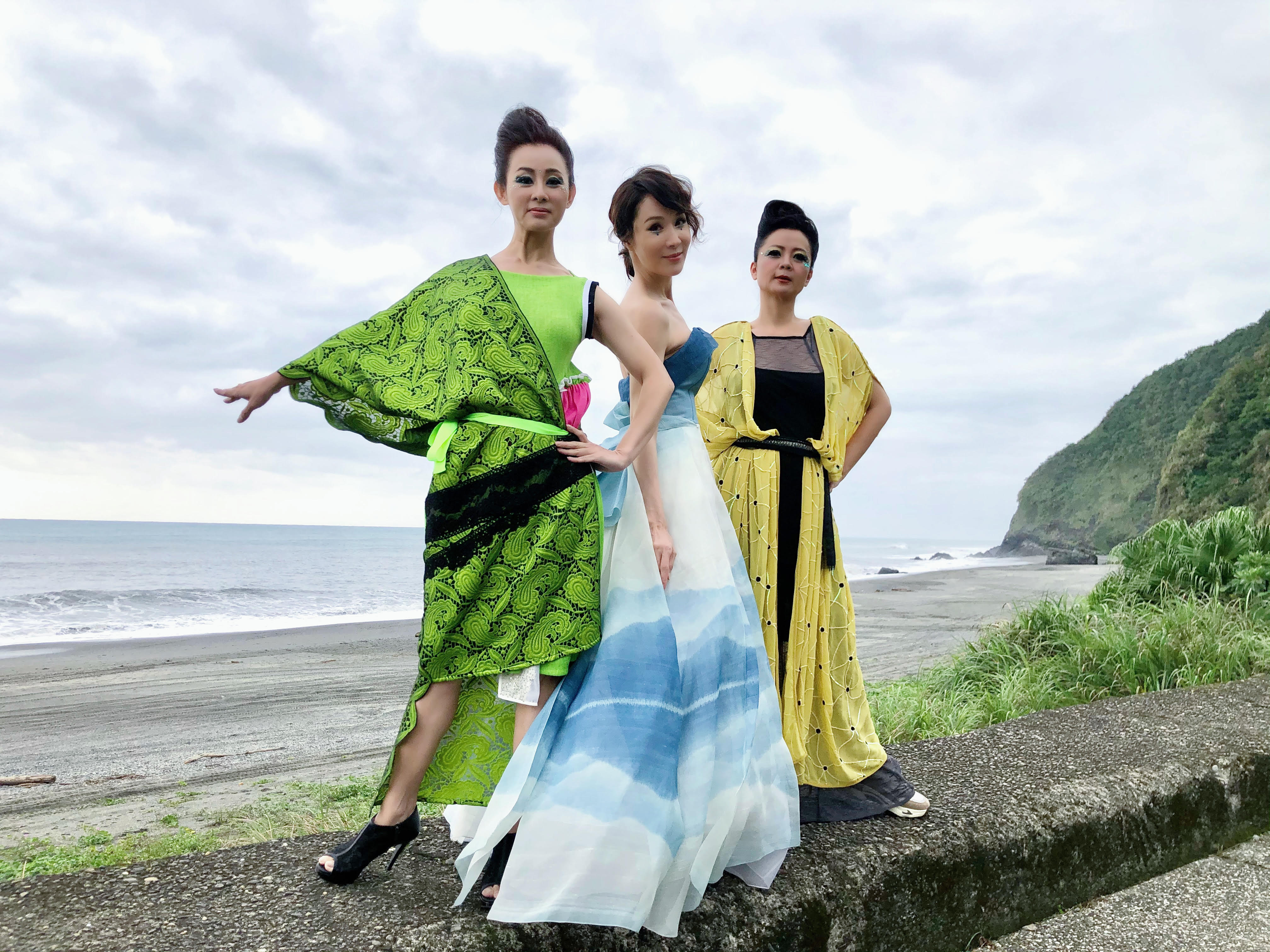 (左起)兵家綺、林千鈺與高欣欣一起到宜蘭南方澳為設計師許艷玲走服裝秀。(許艷玲2021時尚服裝發表會提供)