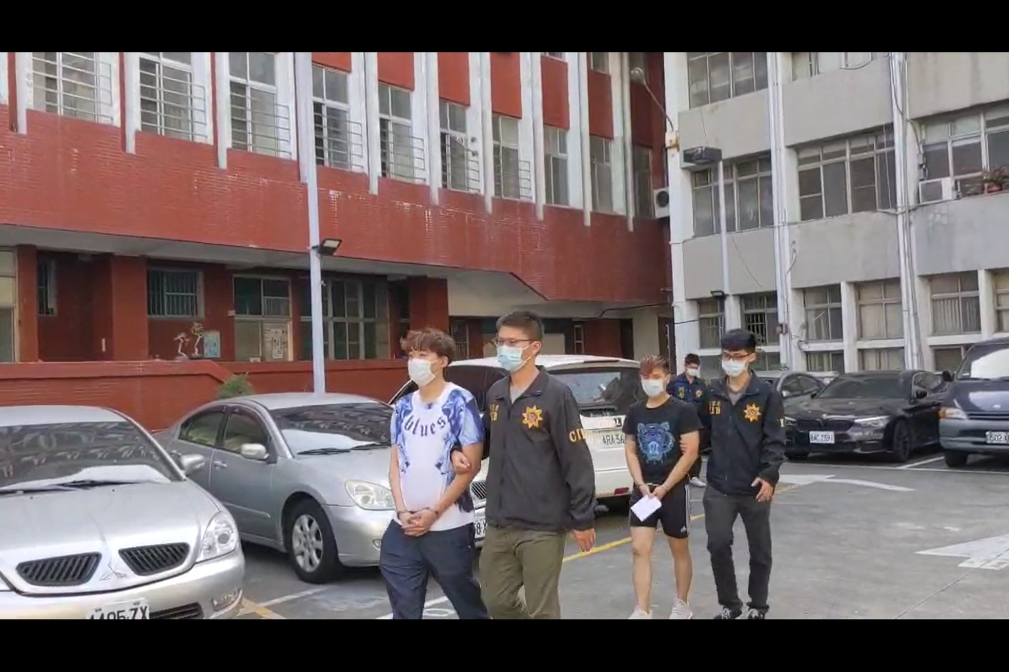 王姓（左一）、許姓（右一）等詐保集團首腦遭到警方逮捕。（警方提供）