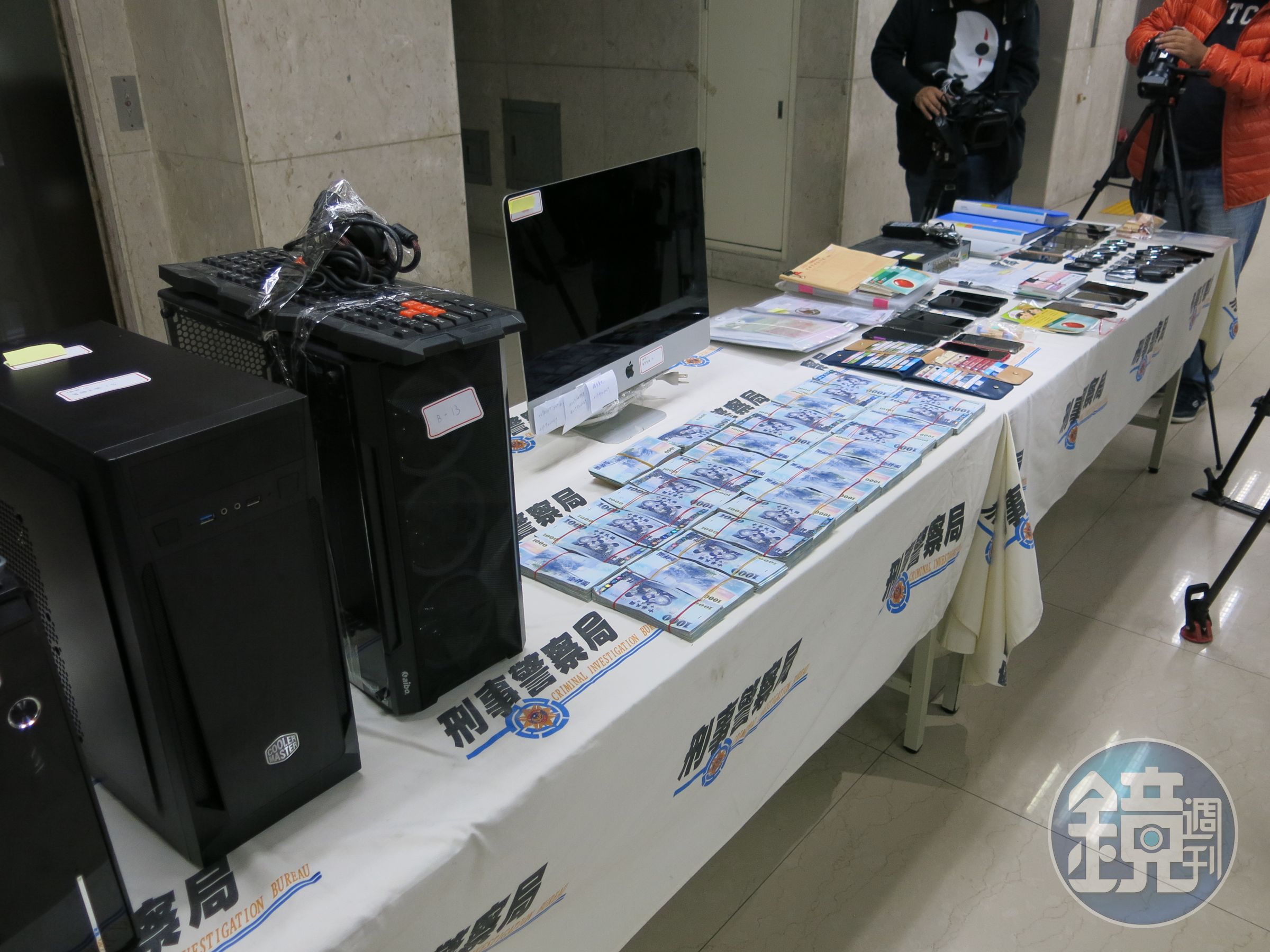 警方查扣詐保集團現金、汽車保險合約書、人頭車主證件等犯案用行動電話等相關證物。（警方提供）