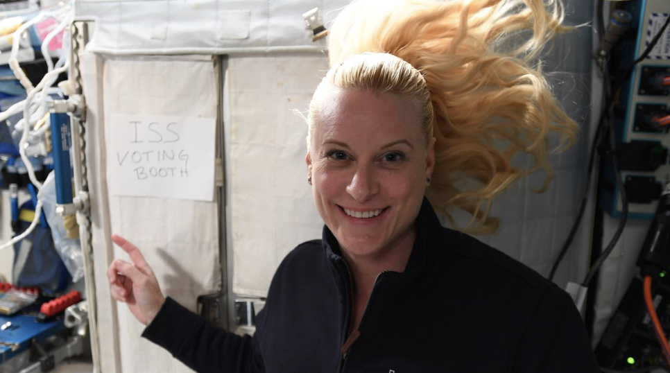 太空人魯賓斯近日在太空完成美國大選投票。（翻攝NASA推特）