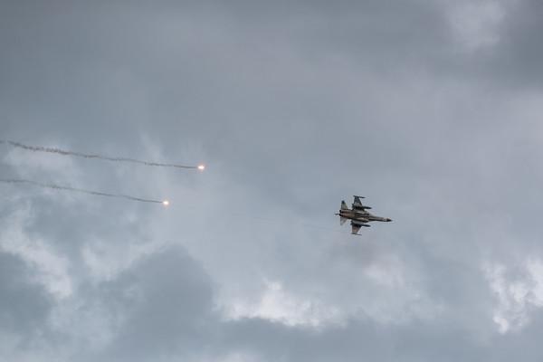 台南網友深夜看到兩架IDF戰機升空。示意圖,圖為IDF投放熱焰彈。(軍聞社提供)