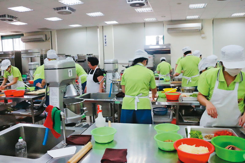 台中女監開班協助受刑人學習一技之長,但也爆發管理不當的爭議。(翻攝台中女子監獄官網)