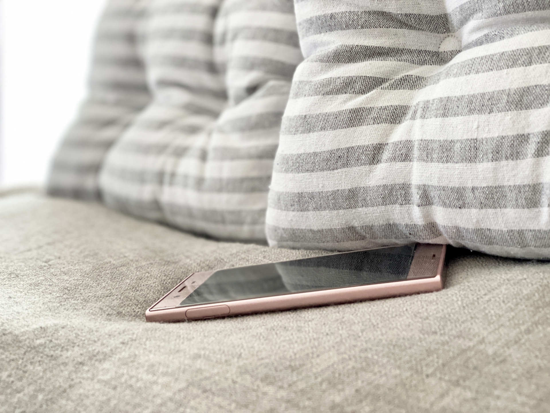 一名哈薩克少女在睡前將手機放在枕頭邊充電，不料卻發生爆炸意外，當場遭爆頭身亡。（示意圖，photo-ac）