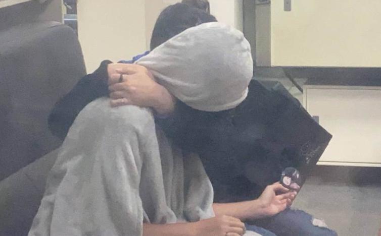 少女失聯4天被尋獲,父母到警局見到女兒緊緊相擁。(翻攝畫面)