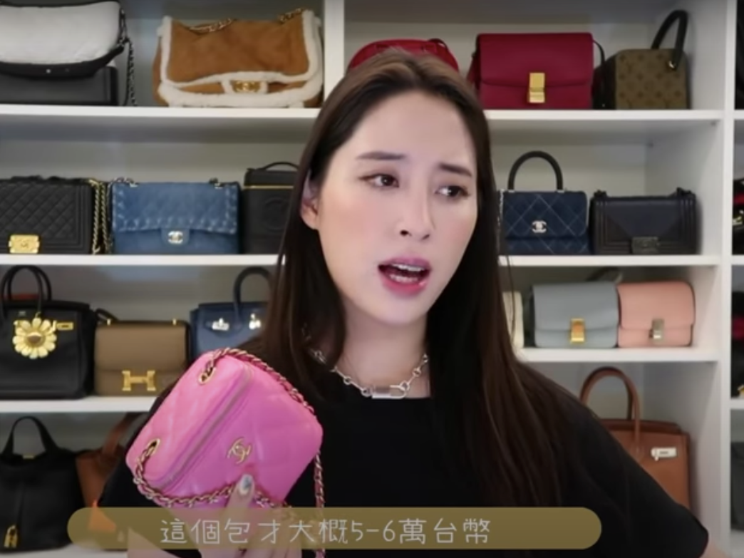 這款粉紅包香奈兒金球小化妝包,是妮妮最後悔買的包 ,因為「芭比粉的顏色」比較難配。(翻攝自歐陽妮妮YouTube頻道)