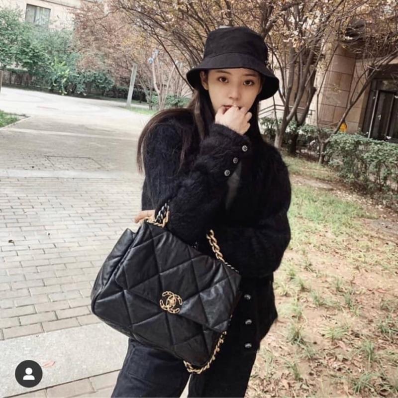歐陽妮妮的妹妹娜娜是香奈兒大使,曾親自到巴黎與前設計師卡爾拉格斐碰面。(翻攝自歐陽娜娜IG)