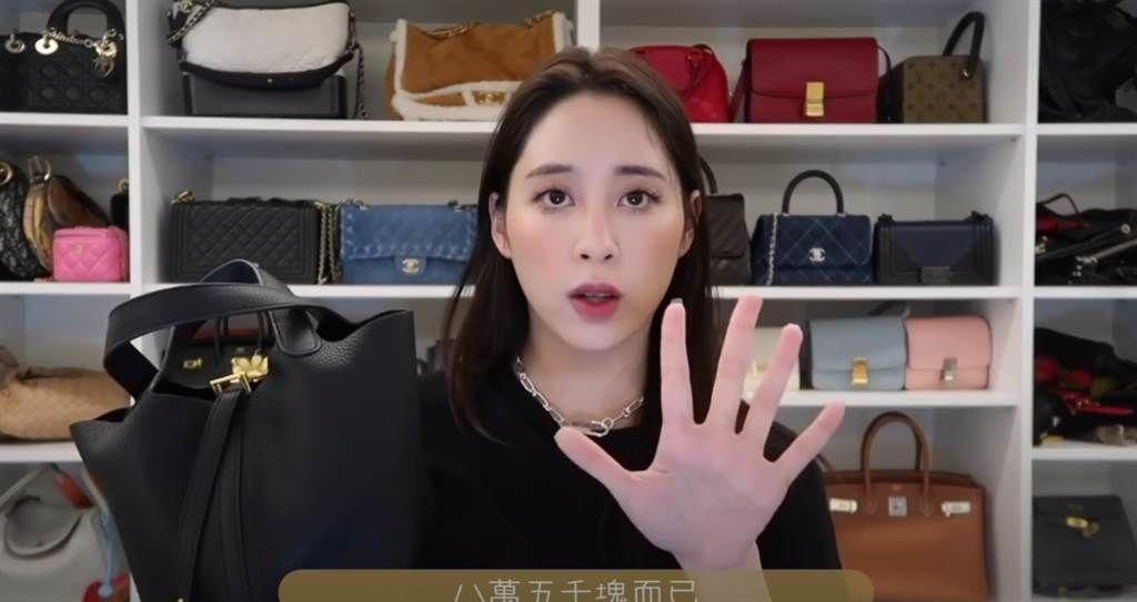 她介紹今年她最愛揹的愛馬仕Picotin包,擁有不同的顏色大小。(翻攝自歐陽妮妮YouTube頻道)