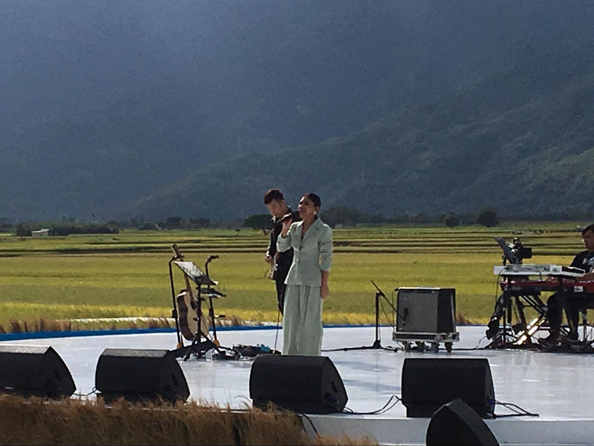 金曲歌手后艾怡良在池上表演熱力十足，頻頻與觀眾互動、喊話。